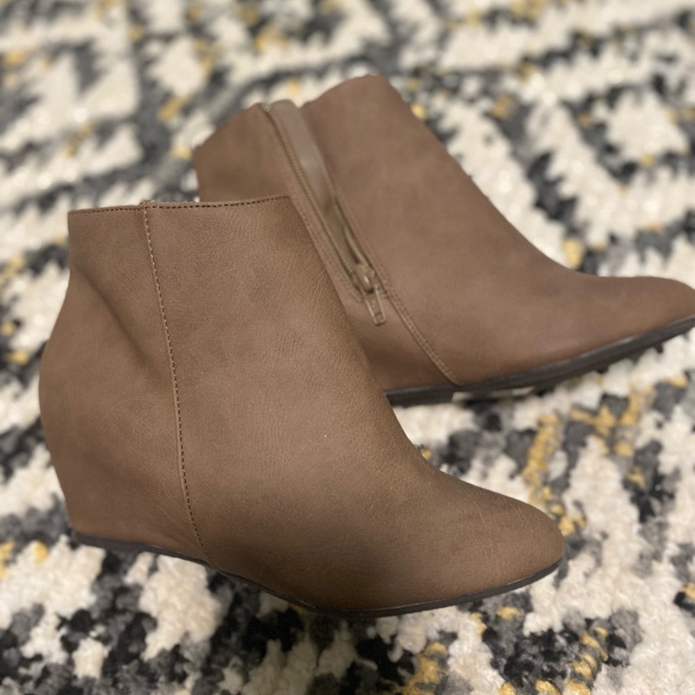 Express size 6 wedge ankle boots